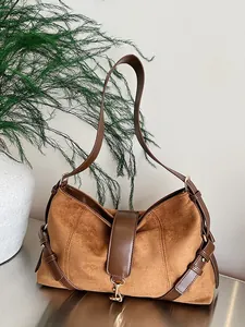 Schicke Retro-Schultertasche aus Wildleder in Karamelbraun mit Lederbesatz und Verschluss