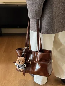 Sac fourre-tout sous les bras en similicuir marron avec œillets et charm ours en peluche