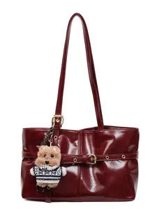 Grand sac cabas minimaliste en cuir verni bordeaux avec pendentif chien en peluche