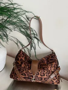 Große Hobo-Tasche mit Leopardenmuster, dunkelbraunem Lederbesatz und Metallschnalle