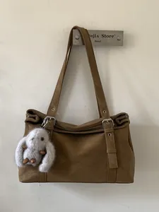 Sac Sous le Bras Femme Grande Capacité Vintage en Cuir PU Mat Sac à Bandoulière Bowling Avec Charme de Lapin en Peluche