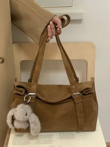 Sac bandoulière marron aspect daim avec détails argentés et breloque lapin en peluche