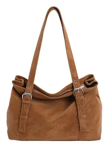 Sac à épaule en similicuir marron avec texture grainée et boucles argentées réglables