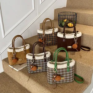 Detalle de bolsos tote de felpa con estampado de cuadros y colgantes de corazón