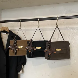 Tres bolsos tote mate en marrón, negro y verde oliva con colgantes de teckel