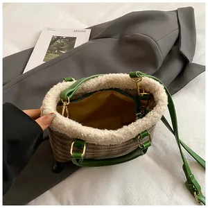 Vista superior del bolso retro de cuadros con asa de cuero verde y forro interior amarillo