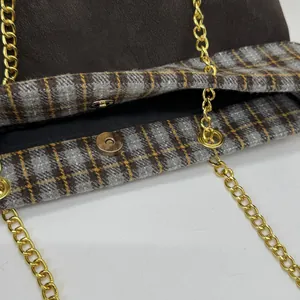 Detailansicht der Vintage-Pläd-Einkaufstasche mit goldener Kette und Magnetverschluss