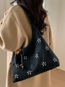 Sac hobo noir rétro avec broderie florale et pompons en perles de bois élégants