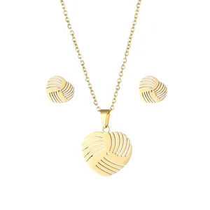 Goldenes Schmuckset aus Edelstahl mit hohlem Herzanhänger und passenden Ohrringen