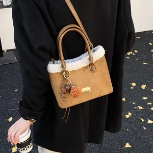 Bolso cubo de ante marrón con ribete de piel sintética blanca y colgante de peluche
