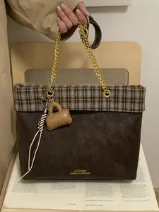 Retro-Tote-Bag mit Karomuster, braunem Leder und goldener Kette im Winter-Stil