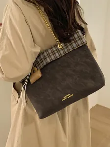 Große Vintage-Tragetasche aus braunem Wildleder mit Karomuster und goldener Kette