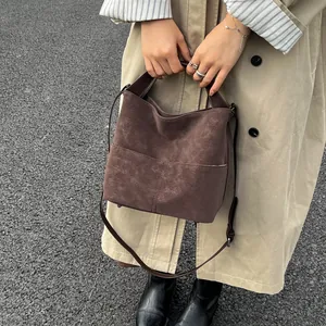Vista stile urbano di una borsa tote vintage marrone scuro con tracolla regolabile