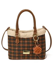 Bolso saco de felpa a cuadros retro con borde de lana blanca y correa de cuero marrón