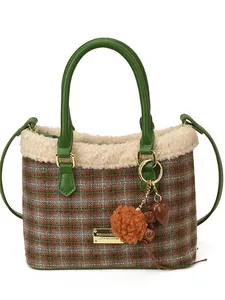 Bolso tipo cubo de cuadros con correas de cuero verde y ribete de felpa para invierno