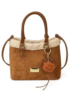 Bolso cubo de ante marrón con ribete de pelo sintético blanco y colgante de corazón