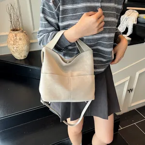 Dettaglio della grande borsa tote color albicocca con trama opaca vintage e tasche frontali