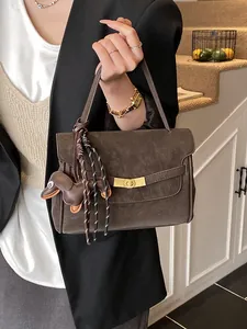 Bolso tote vintage de cuero esmerilado marrón oscuro con cierre dorado y colgante