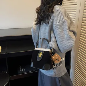 Détails du sac seau rétro en daim avec bordure en laine et pendentif chien mignon