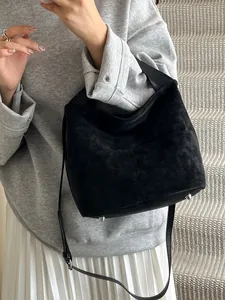 Borsa tote nera opaca vintage con tracolla e piedini protettivi in metallo sul fondo