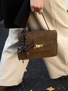 Bolso tote vintage de ante marrón con charm de perro y correa tejida para el diario