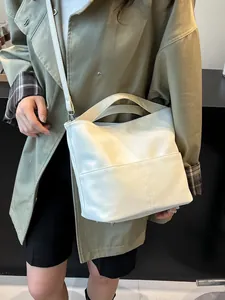 Borsa tote vintage crema con tracolla regolabile e dettaglio tasca frontale