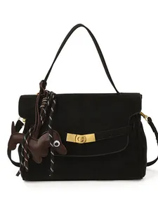 Bolso tote negro mate con hebilla dorada, asa larga y lindo accesorio de dije de perro