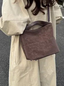 Borsa tote marrone opaca retrò ad alta capacità con tracolla per donne eleganti