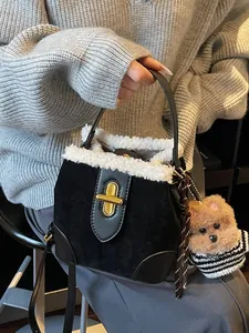 Sac seau rétro en daim noir avec bordure en fausse fourrure blanche et charm chien
