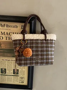 Γυναικεία Vintage Μάλλινη Τσάντα Tote Καρό Με Διακόσμηση Faux Μαλλί Αρνιού Και Κρεμαστό Πομ Πόν Καρδιά Καθημερινή Χειμερινή Τσάντα Ώμου