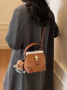 Sac seau vintage en daim marron avec bordure en laine et charmant ours pour femme