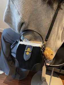 Sac seau rétro en daim noir avec bordure en peau lainée et breloque ours pour femme