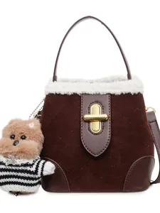 Sac seau vintage en daim marron avec bordure en fourrure blanche et porte-clés ours