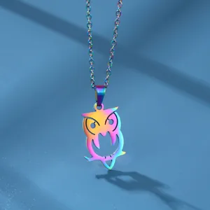 Collana con ciondolo a forma di gufo in acciaio inossidabile dai colori vivaci