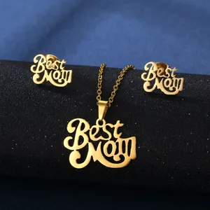 Set collana e orecchini dorati Best Mom esposti su un supporto per gioielli nero