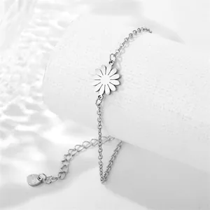 Zilveren roestvrijstalen madeliefje armband op een moderne witte displaystandaard