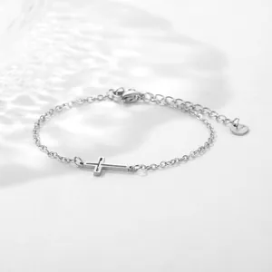 Bracelet minimaliste en acier inoxydable argenté avec pendentif croix et chaîne fine