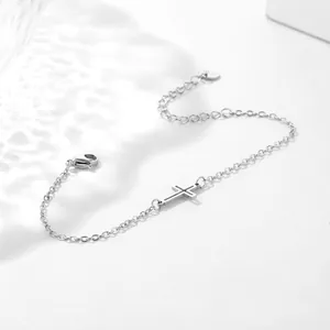 Détail du pendentif croix en argent avec fermoir mousqueton réglable sur chaîne fine