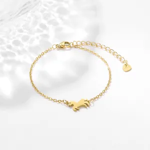 Elegantes goldfarbenes Edelstahl-Einhorn-Armband mit Herzanhänger auf weißem Hintergrund