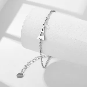 Roestvrijstalen kettingarmband met Eiffeltoren bedeltje en hartvormig label op standaard