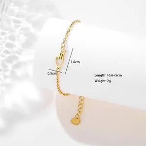 Detailweergave van het harthandgebaar hangertje aan een gouden ketting met maten