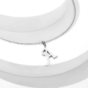 Collana con ciondolo lettera A in acciaio inossidabile argento lucido e catena a O