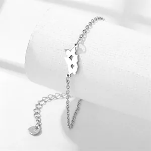 Minimalistische zilveren roestvrijstalen kettingarmband met een holle vlinderhanger