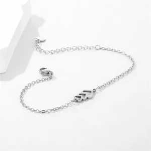Détails du bracelet en acier inoxydable argenté avec trois breloques cœurs évidés