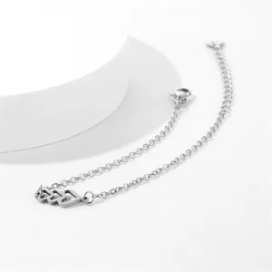 Détail d'un bracelet en acier inoxydable argenté avec pendentif numéro d'ange 222