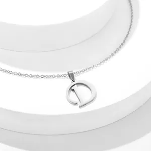 Collana in acciaio inossidabile lucido con pendente lettera D su catena d'argento sottile