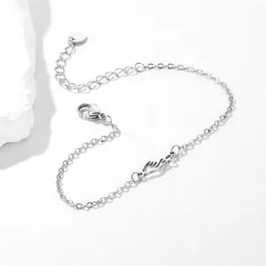 Detail van zilveren roestvrijstalen armband met hartgebaar hanger en karabijnsluiting