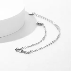 Detailweergave van de zilveren roestvrijstalen hartarmband met verstelbare ketting en sluiting