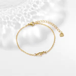 Gepolijste gouden roestvrijstalen kettingarmband met een holle vingerhart handgebaar hanger