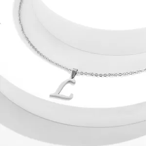 Dettaglio della collana argentata con pendente lettera L in acciaio inossidabile lucido